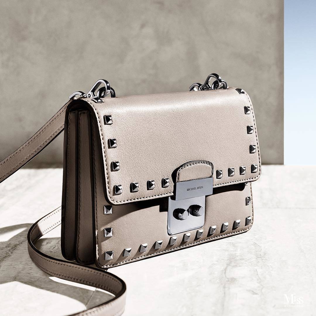 女人背包的姿态,姿态女生表情包