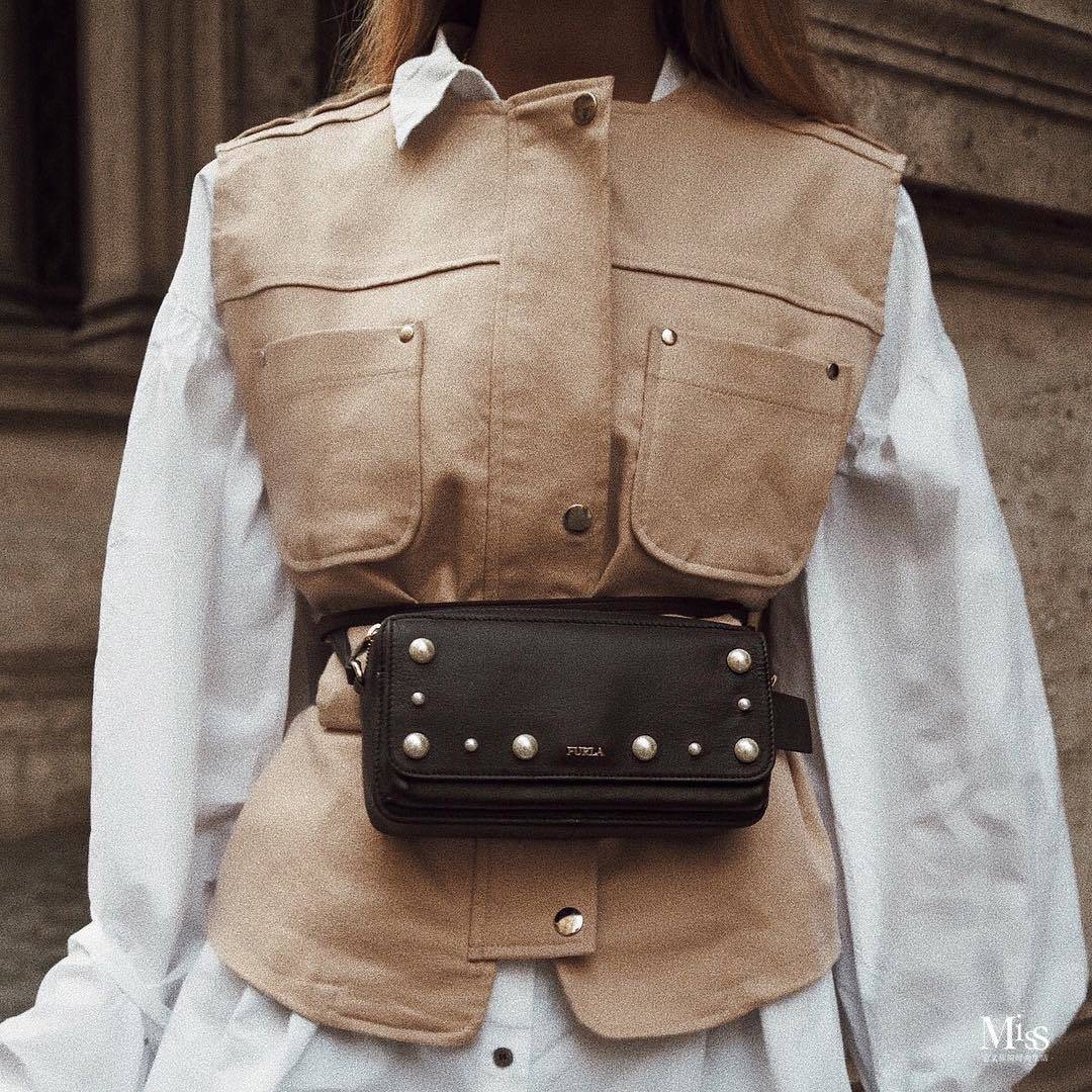 女人背包的姿态,姿态女生表情包