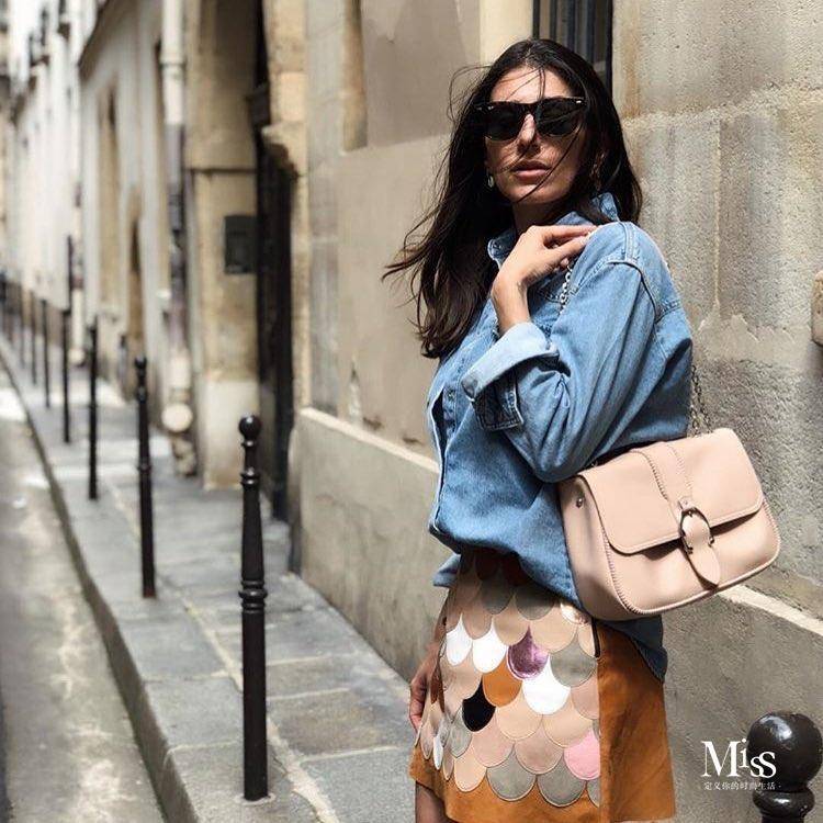 女人背包的姿态,姿态女生表情包