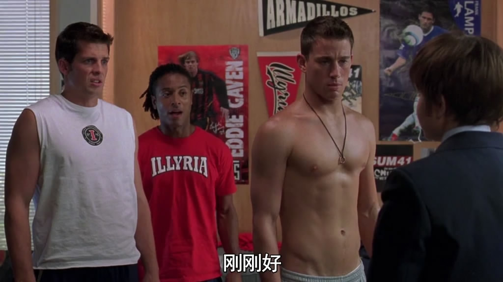 女孩为实现足球梦装成哥哥住宿舍,女孩为了足球梦女扮男装混进球队