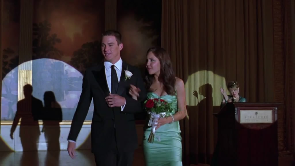 女孩为实现足球梦装成哥哥住宿舍,女孩为了足球梦女扮男装混进球队