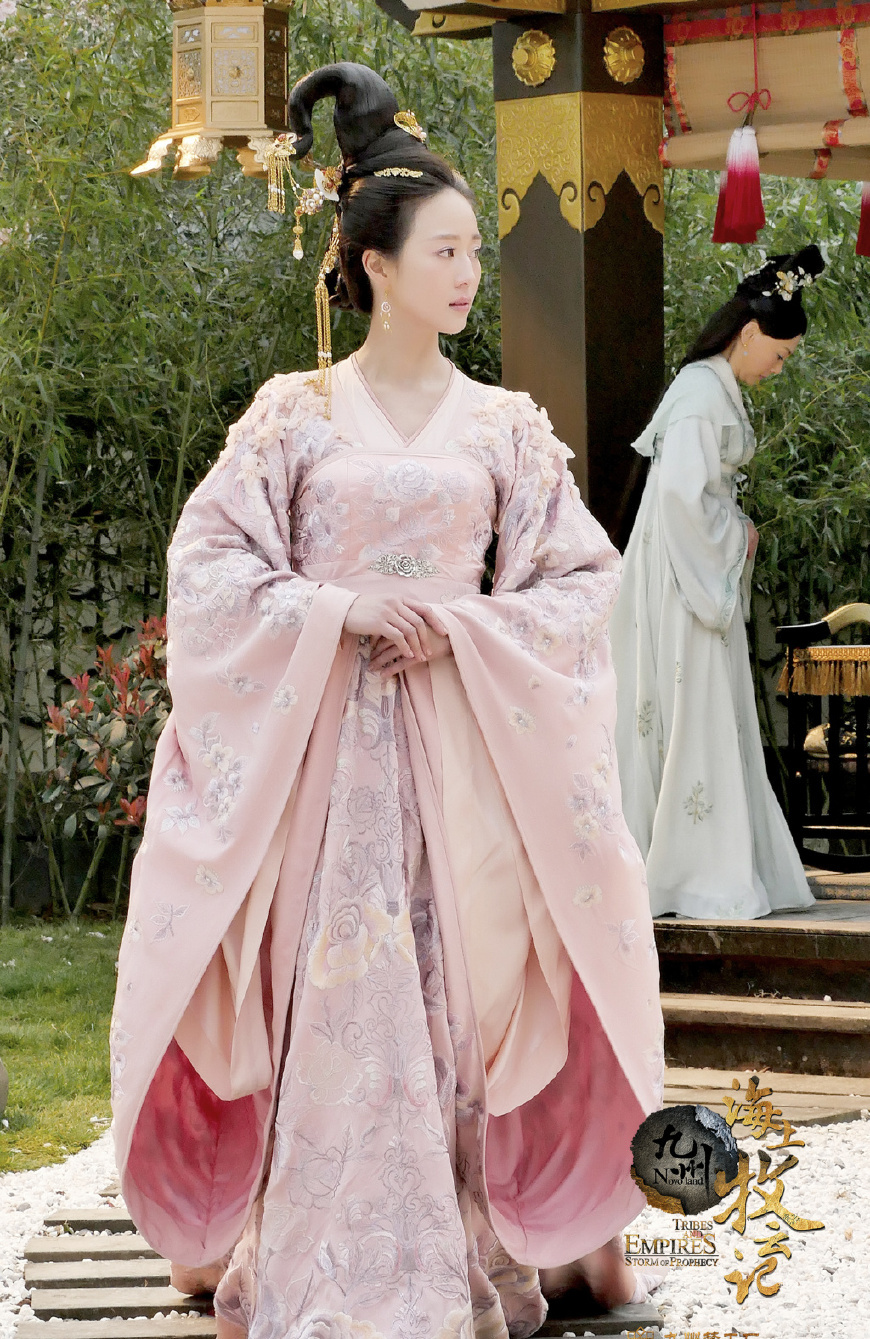 张钧甯登上《Milk》杂志，把虫子放脸上凹造型，眉毛吓到飞起！