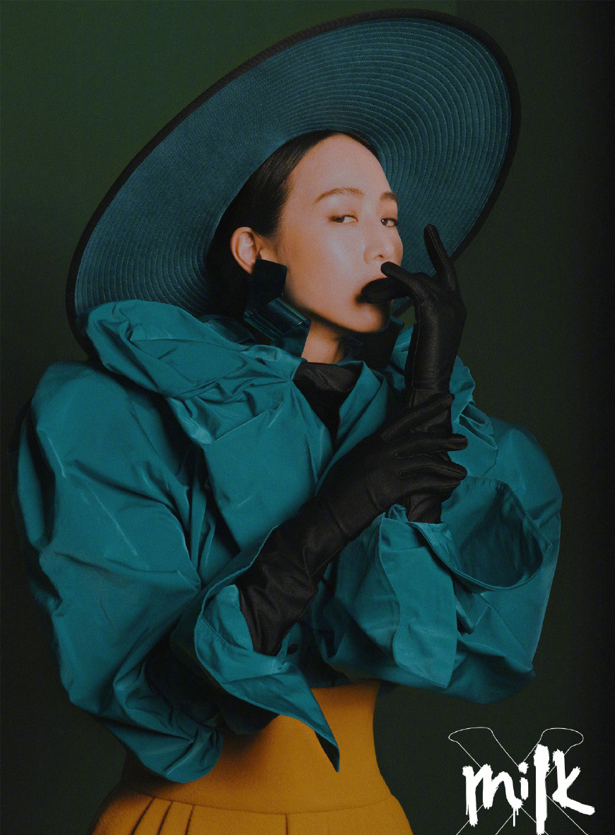 张钧甯登上《Milk》杂志，把虫子放脸上凹造型，眉毛吓到飞起！