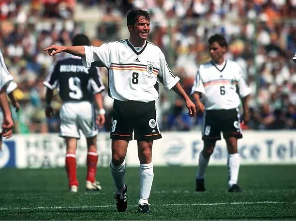 奥古斯托解围反弹打到边裁,施密特盛赞奥古斯托