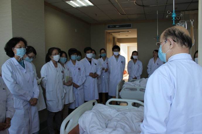 嘴唇黑痣有息肉,嘴巴上长痣了是肠道有息肉吗