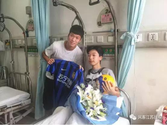 暖心!张晓彬探望患病小球迷愿足球的力量助你战胜病魔