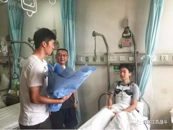 暖心!张晓彬探望患病小球迷愿足球的力量助你战胜病魔