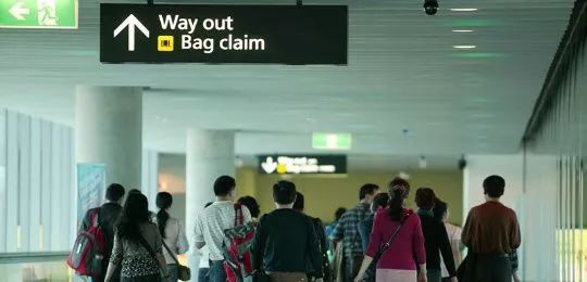 只要没出机场，看到这个牌子，千万别摸手机！还有这些禁忌你必须知道