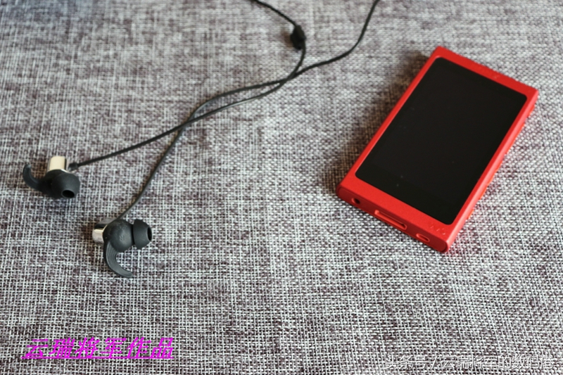 蓝牙耳机一会左耳一会右耳,蓝牙耳机一会响一会不响怎么回事