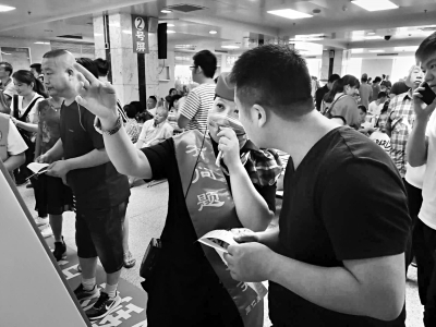 记者体验同仁医院“迎峰度夏”医生忙得顾不上喝口水