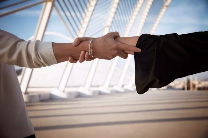 卡地亚钉子手镯哪个颜色保值,卡地亚钉子手镯经典款能卖多少钱