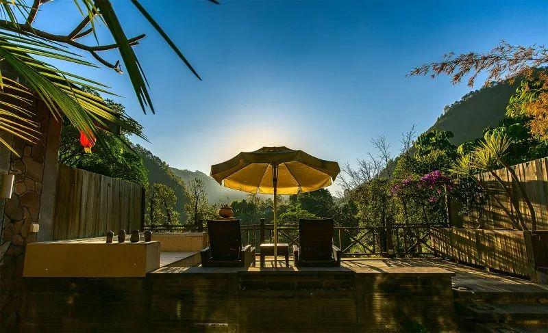 入秋时节，寻一抹火山热海治愈蓝