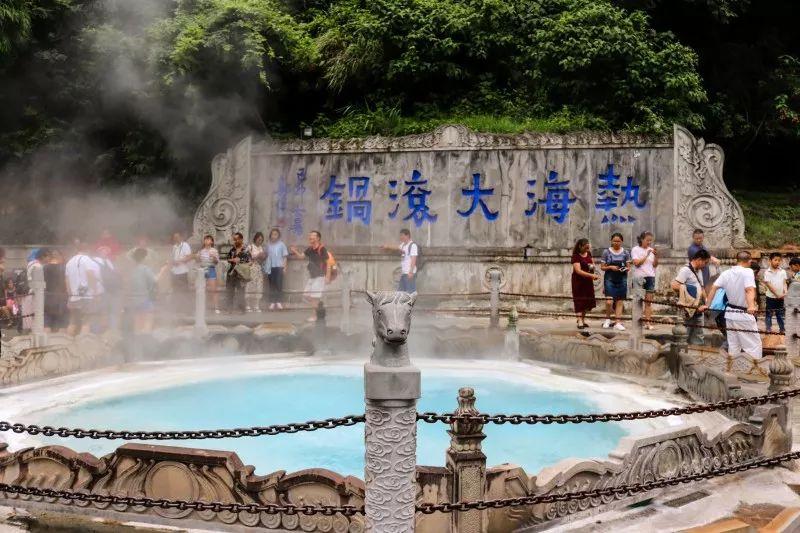 入秋时节，寻一抹火山热海治愈蓝