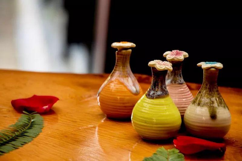 入秋时节，寻一抹火山热海治愈蓝