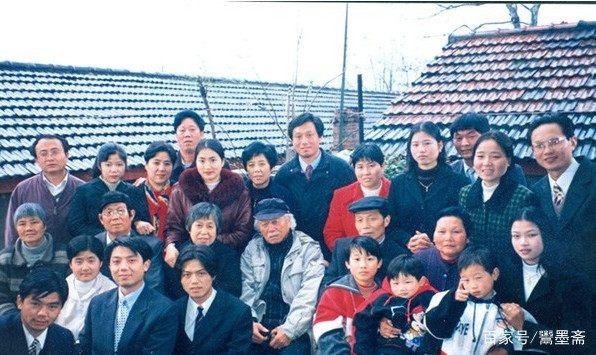 成龙原名姓陈还是姓房,成龙身边姓陈的有哪些人