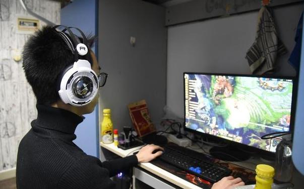 大学，自己买的电脑放着不用却去网吧抢位子，原因你可能不信