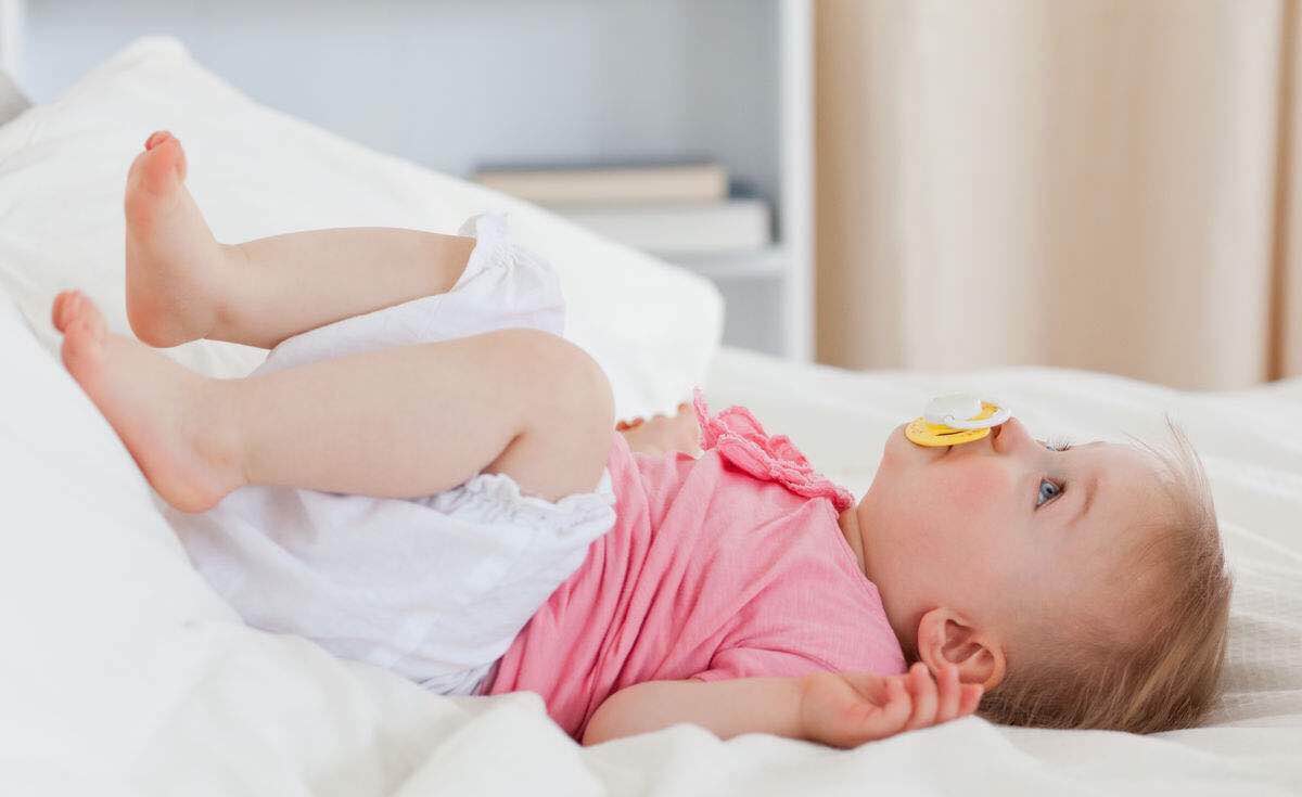 宝宝掉床下如何判断是否有事,宝宝一般掉床下是什么姿势