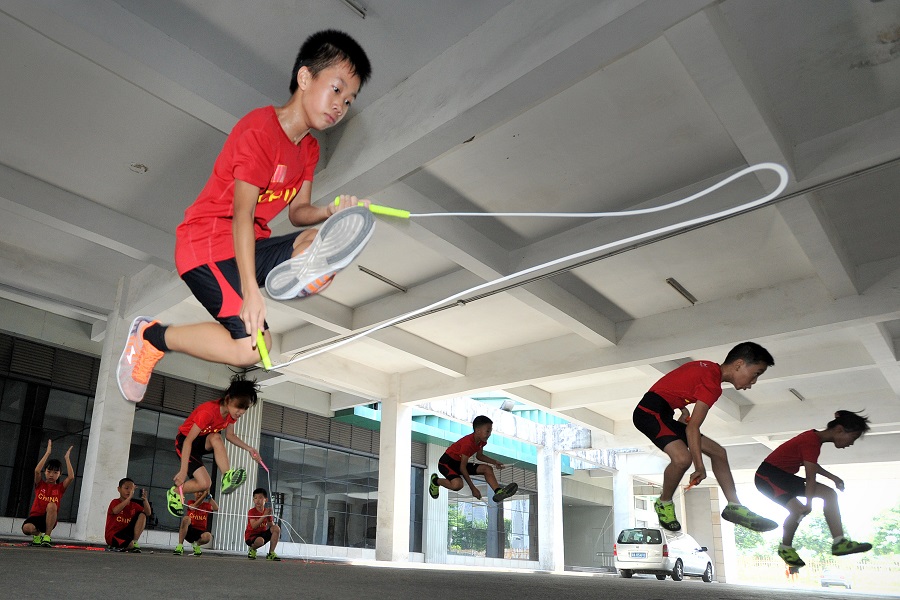跳绳世界冠军真实故事,光速少年岑小林挑战跳绳冠军