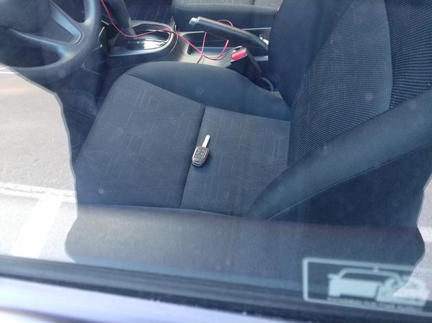 故意把车钥匙锁车里,误把车钥匙锁在车内