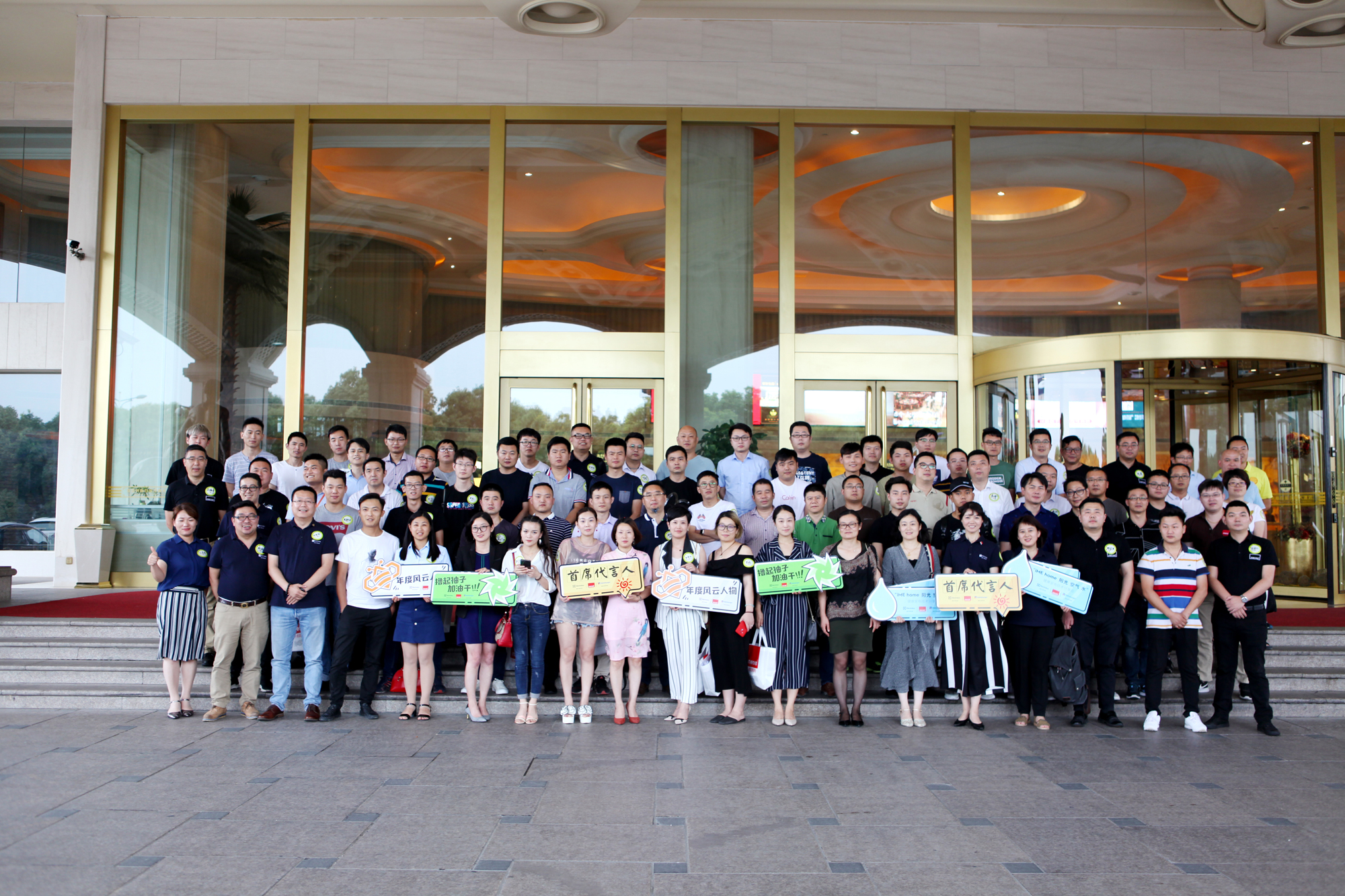 太skr，曼瑞德聘请十位“超级服务员”专门做这件事！