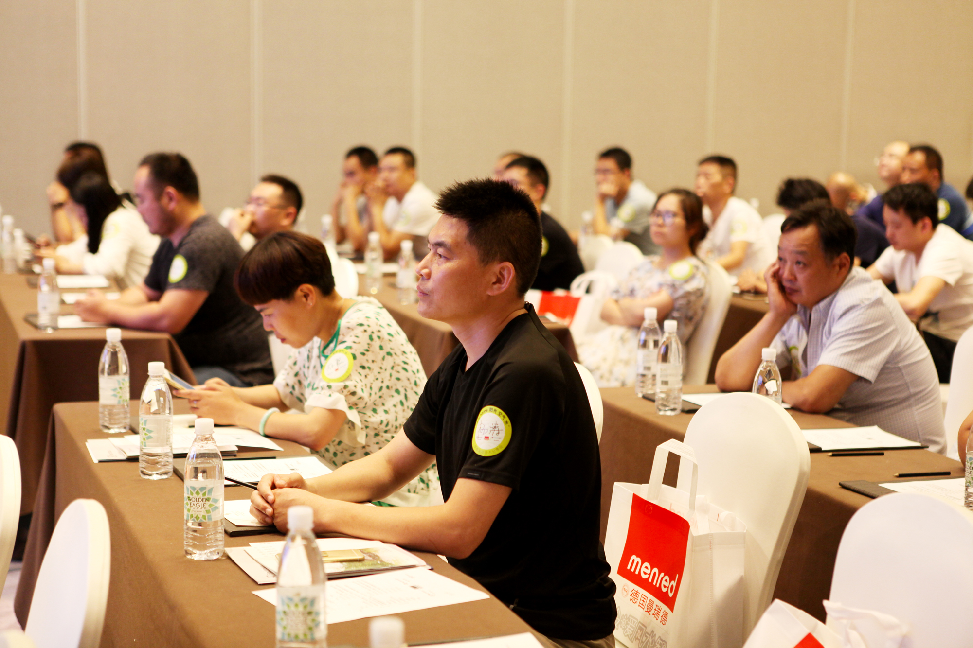 太skr，曼瑞德聘请十位“超级服务员”专门做这件事！