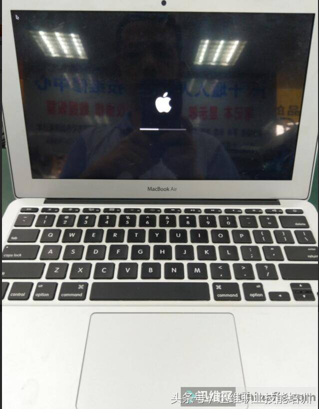 同行邮寄苹果笔记本，开机出现“带问号的文件夹”，大神一根线救活