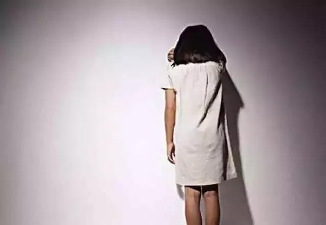 “妈妈，求你了，我不想去……”男老师对女孩子竟然做出这种事！