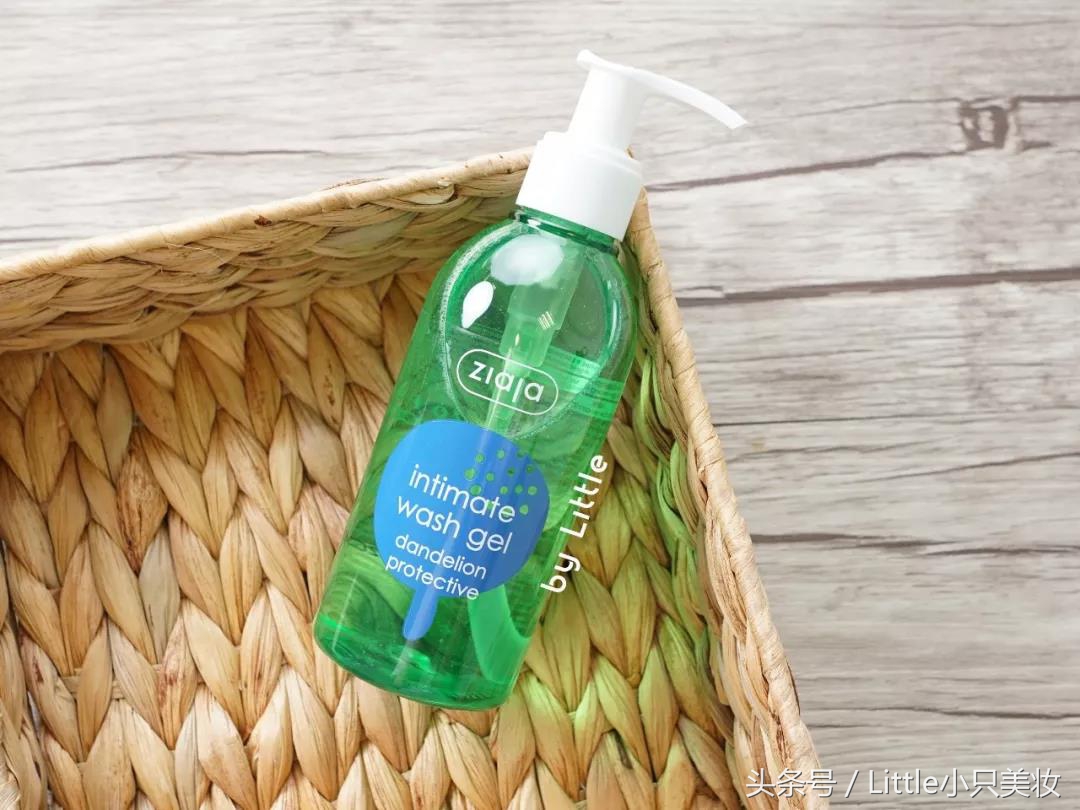 男生在女生的耳朵说悄悄话,男生和男生之间说悄悄话