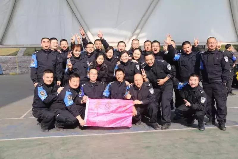 四川仁寿逃犯砍人系误以为仇人藏身派出所疯狂报复！今天，全城洒泪送英雄