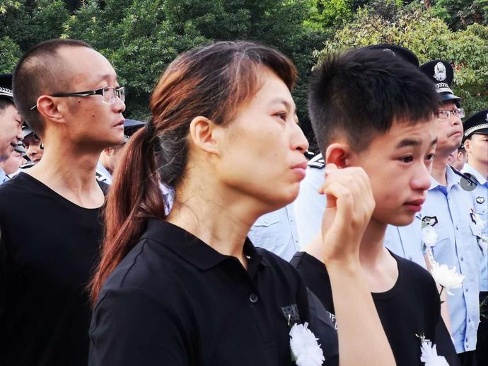 四川逃犯砍杀2警察：误以为仇人藏身派出所疯狂报复