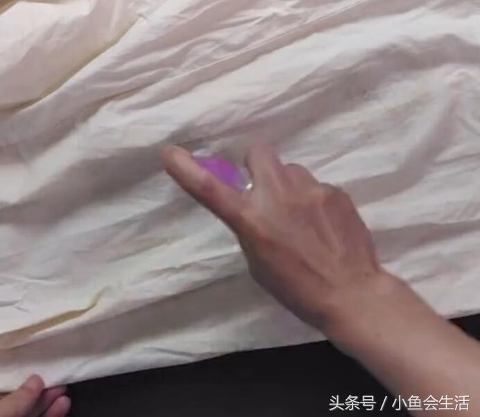 衣服皱巴巴的怎么用熨斗整平,聚酯纤维衣服皱了没有熨斗怎么办