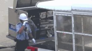 日本机场行李箱搬运,日本机场地勤搬行李