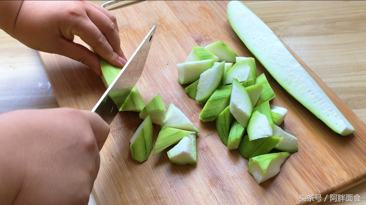 这个季节的丝瓜怎么吃,立秋后的丝瓜怎样吃不发黑
