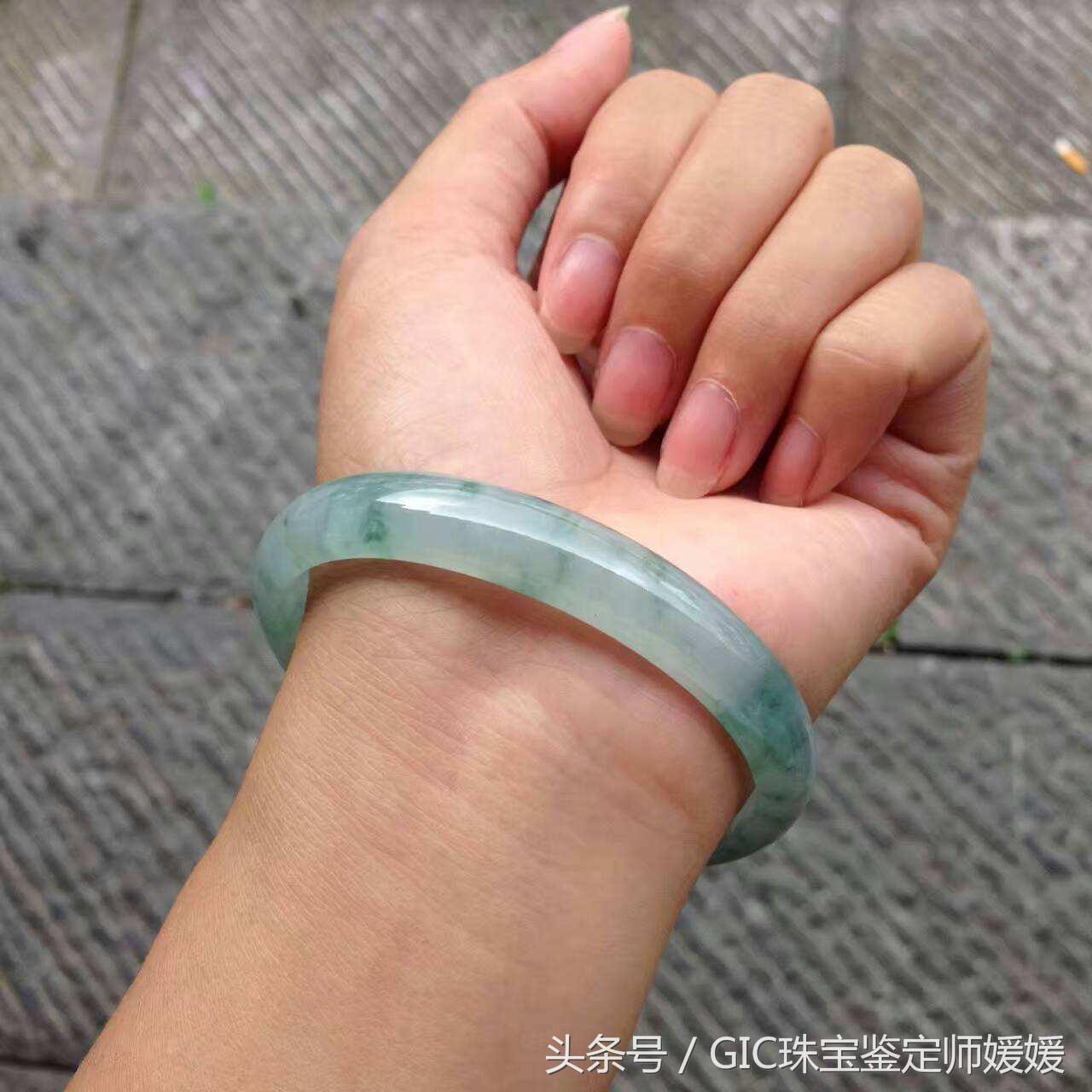 翡翠手镯真假辨别,如何挑选翡翠手镯飘蓝花