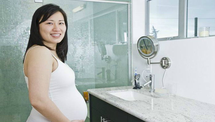 小孩玩球差点砸到人,孩子玩球被砸