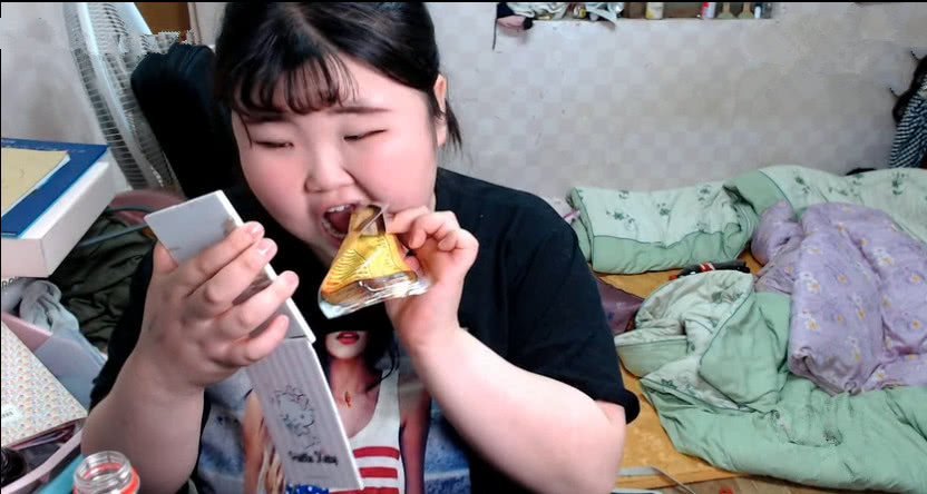 这么胖的吃播小姐姐,宿舍吃“手抓炸鸡”,网友:都看她身后