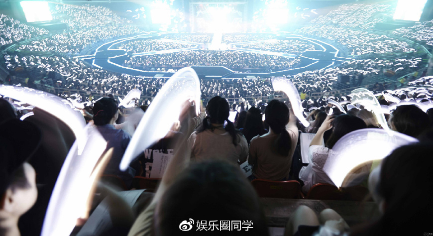 exo爱丽六周年演唱会,为什么exo演唱会爱丽棒会自动变色