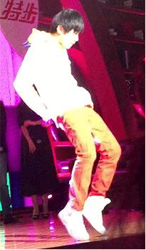 易烊千玺节目被选手diss,易烊千玺和蔡徐坤同框