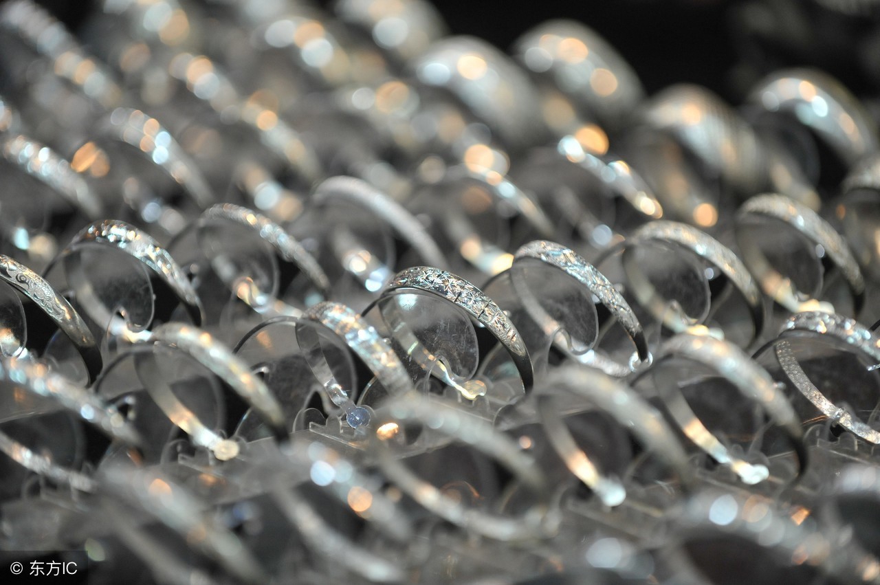 刚买的银饰戴着都变黑是怎么回事,网上买的银首饰会掉色吗