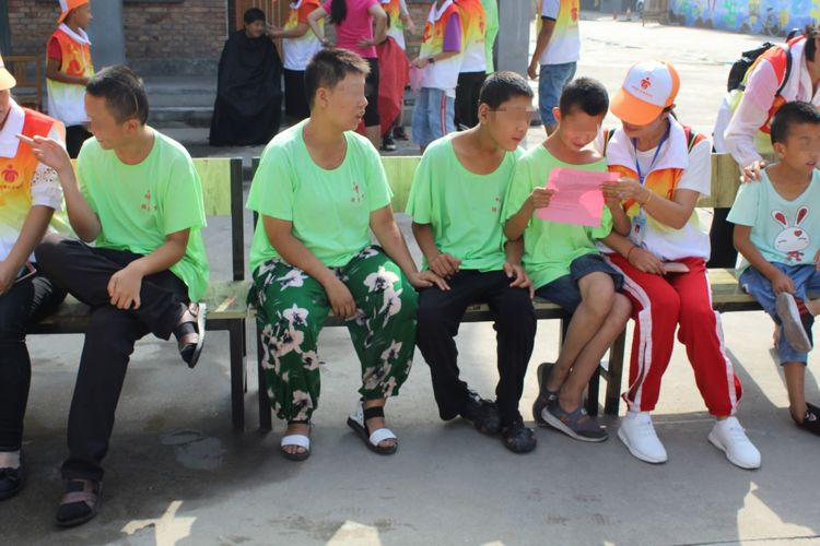 关爱聋哑伴智力障碍儿童,关爱残疾孩子