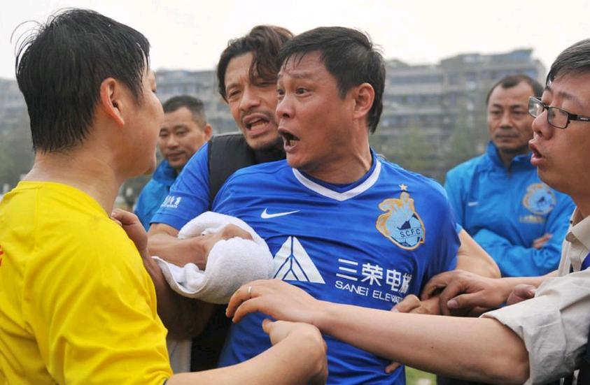 中国足球名场面李玮锋怒斥更衣室,范志毅场面失控
