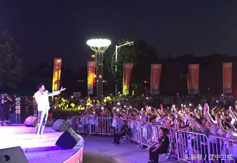 盛满欢乐，洒满真情，昨夜鸭绿江畔热情无眠！