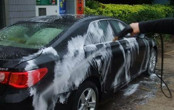 为什么懂车的人都不去洗车店洗车？老司机说出了实情，后悔才知道