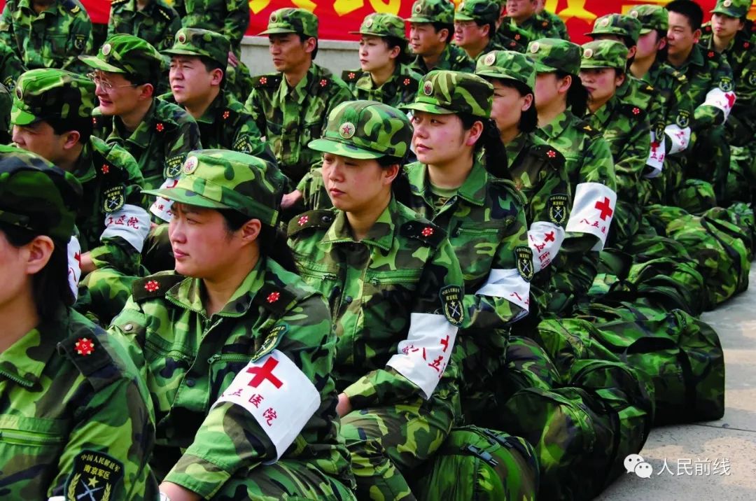 汶川抗震救灾真实影像,十年前汶川地震15名勇士跳伞