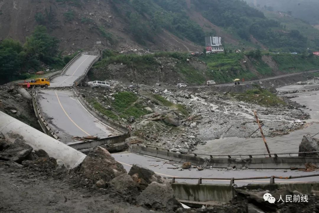 汶川抗震救灾真实影像,十年前汶川地震15名勇士跳伞