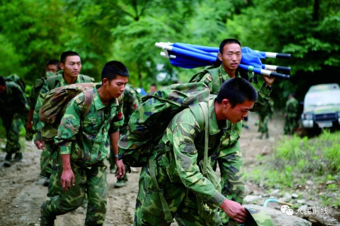 汶川抗震救灾真实影像,十年前汶川地震15名勇士跳伞