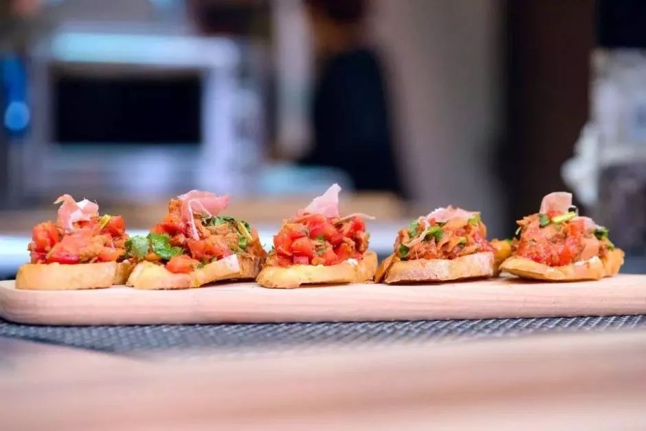 豆瓣9.3分vs6.7分，《尹食堂2》究竟比《中餐厅2》好在哪儿？