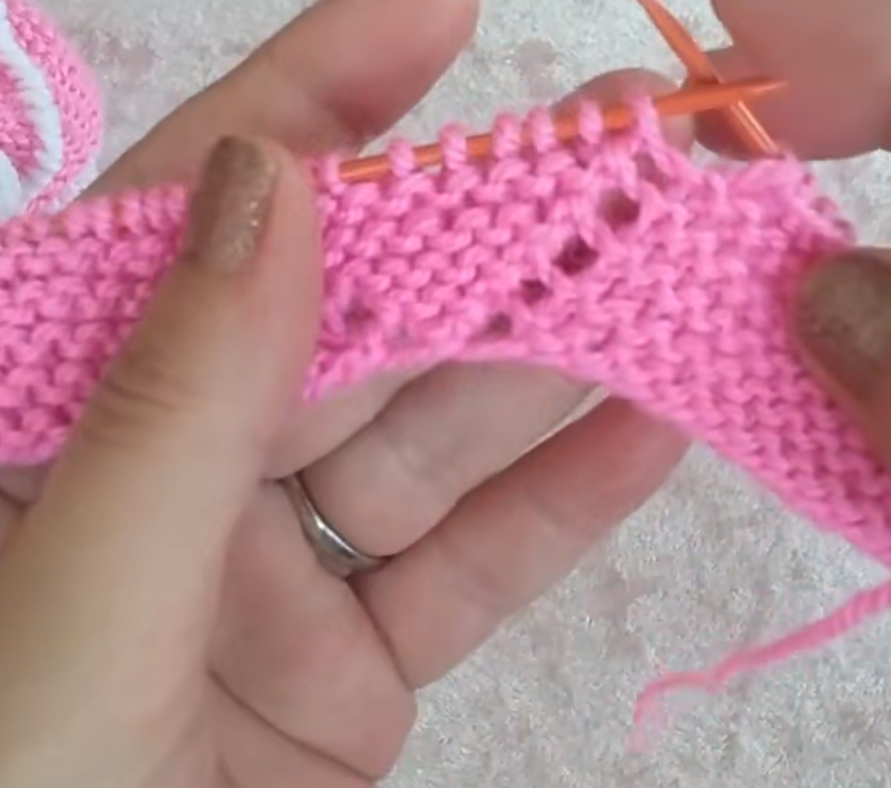 棒针编织宝宝鞋子教程方格款,棒针双色编织婴儿鞋的教程