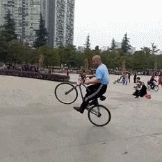 搞笑gif趣图哥们大街上别老秀恩爱,恩爱图片情侣拥抱gif