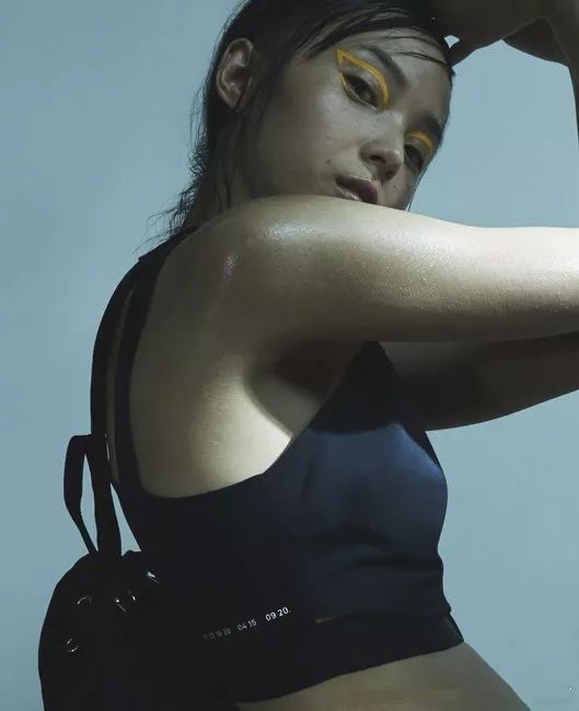 雎晓雯和国外模特拍广告,超模雎晓雯穿搭